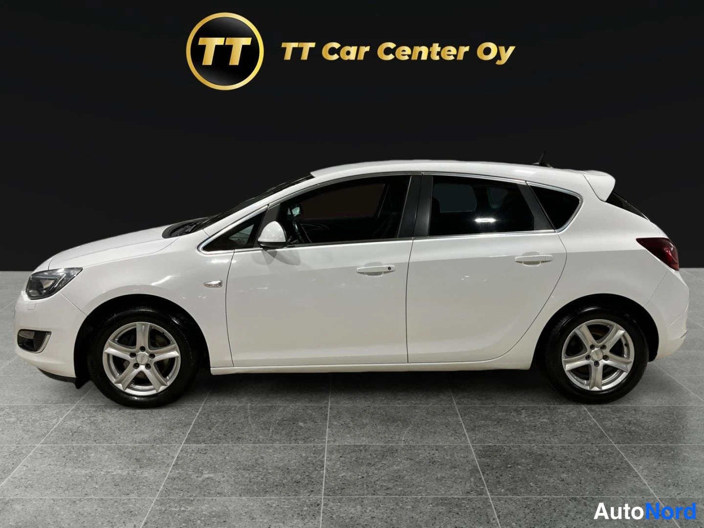 Valkoinen Opel Astra 2013, sivulta, kuva 4
