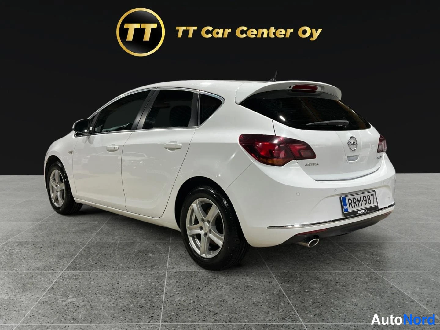 Valkoinen Opel Astra 2013, takaviisto, kuva 6