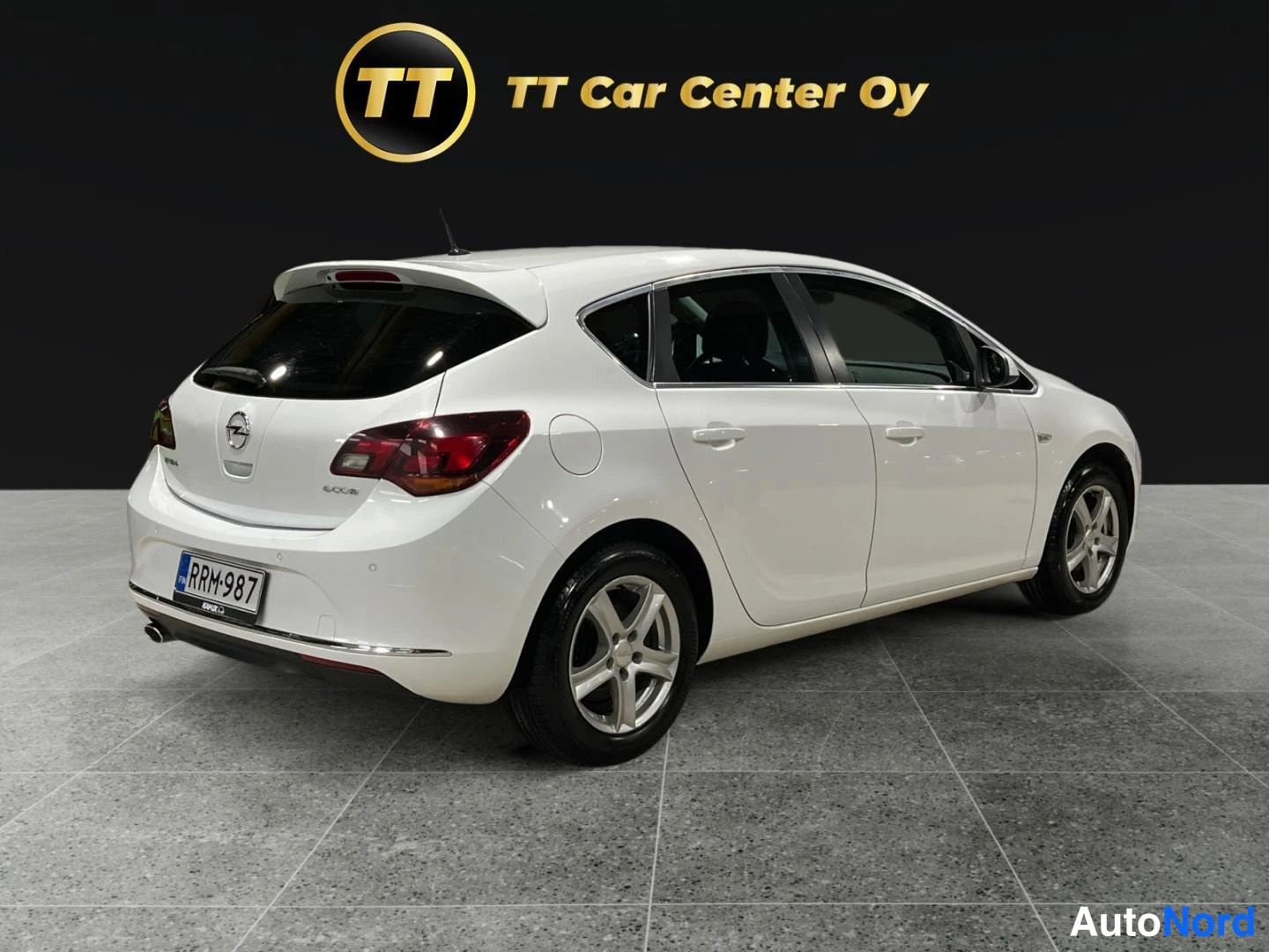 Valkoinen Opel Astra 2013, takaviisto, kuva 7