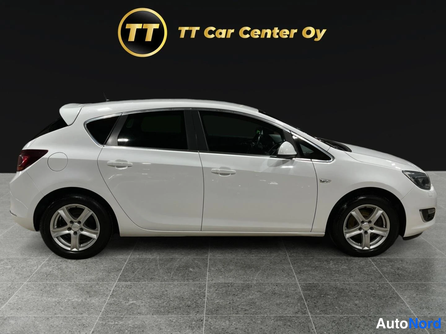 Valkoinen Opel Astra 2013, sivulta, kuva 5