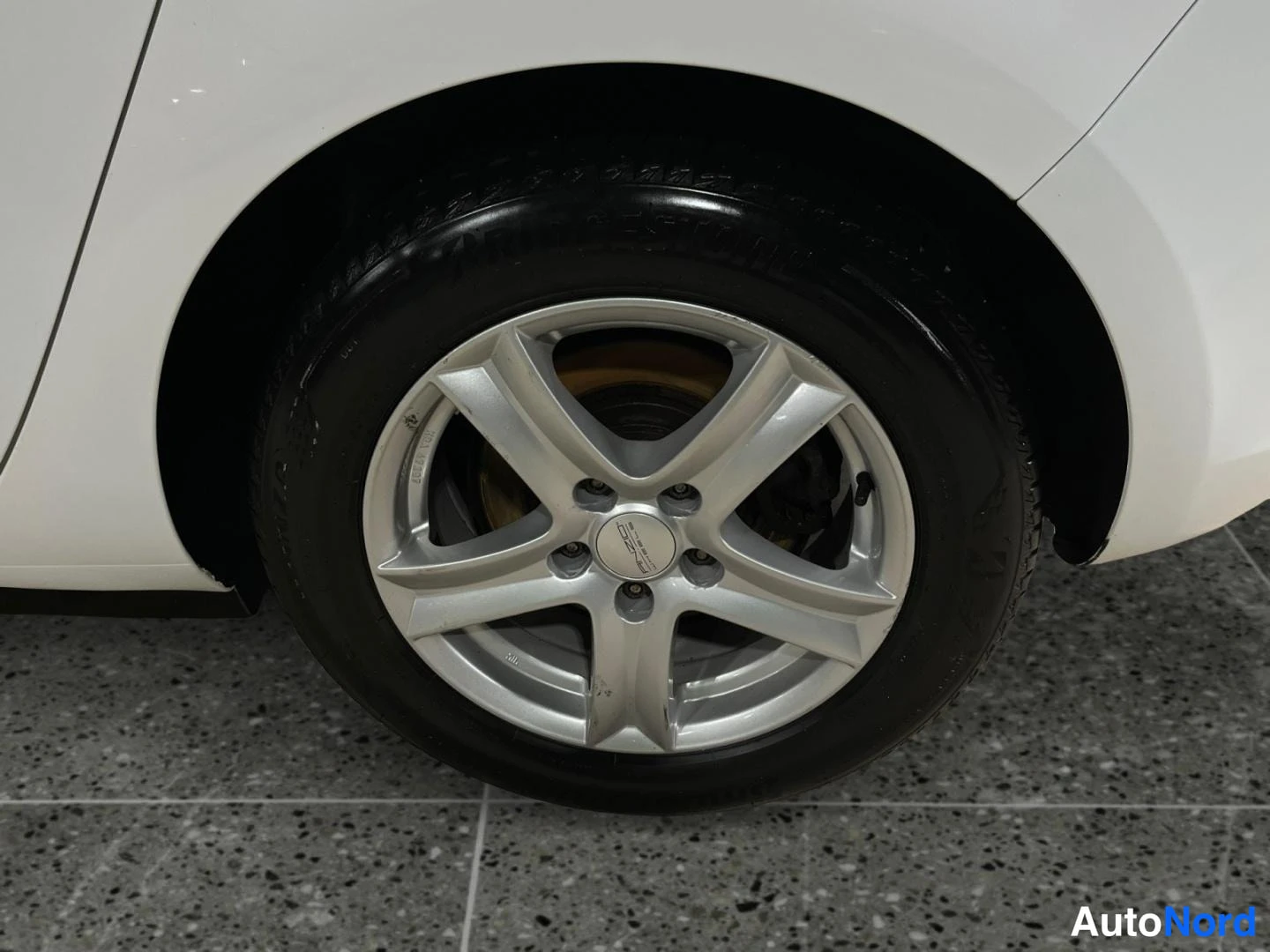 Valkoinen Opel Astra 2013, yksityiskohta, kuva 18