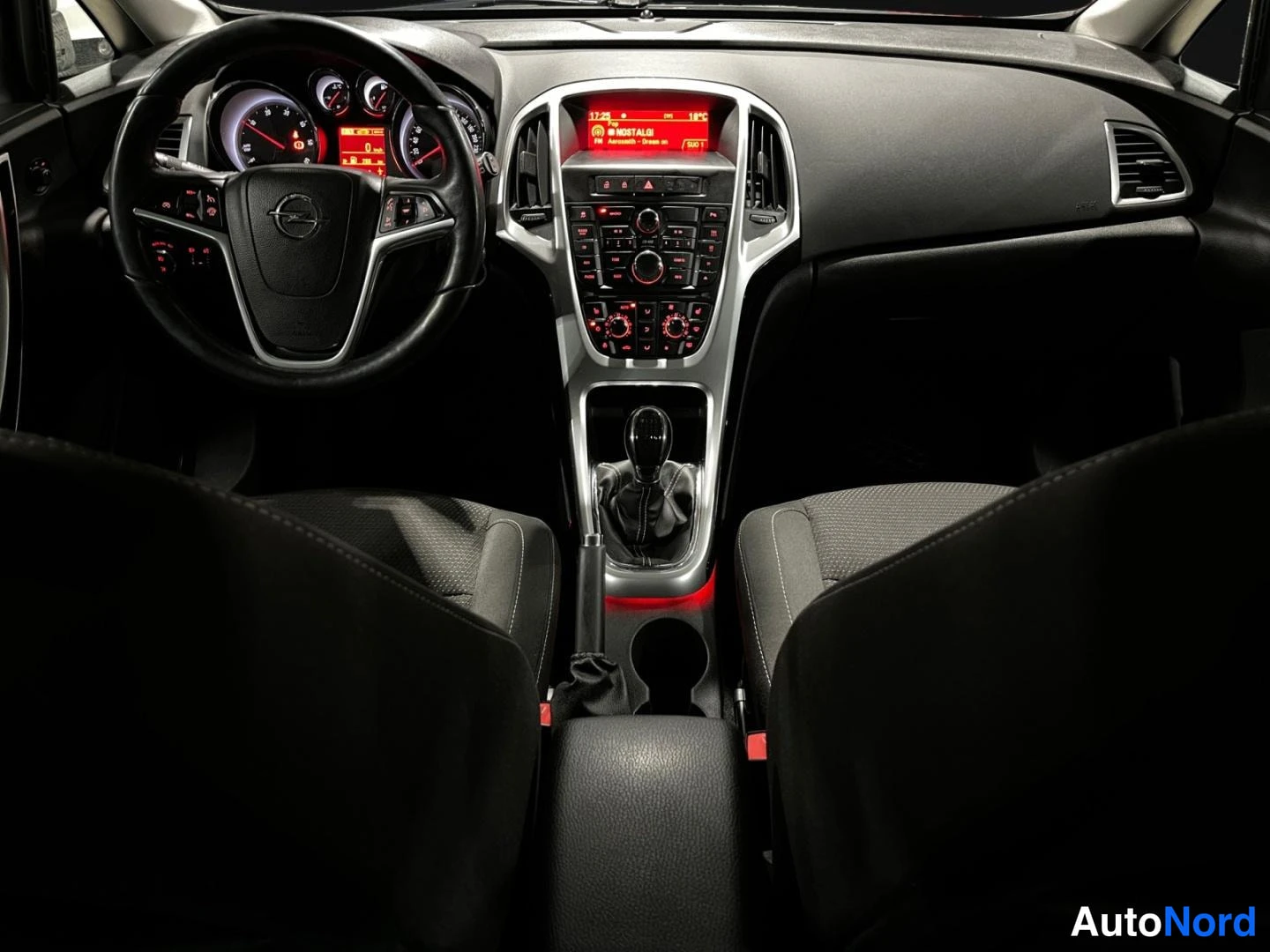 Valkoinen Opel Astra 2013, ohjaamo, kuva 13
