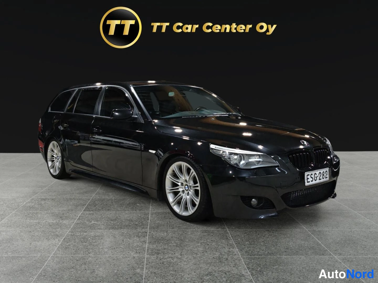 Musta BMW 520d 2008, etuviisto, keula oikealle, kuva 3