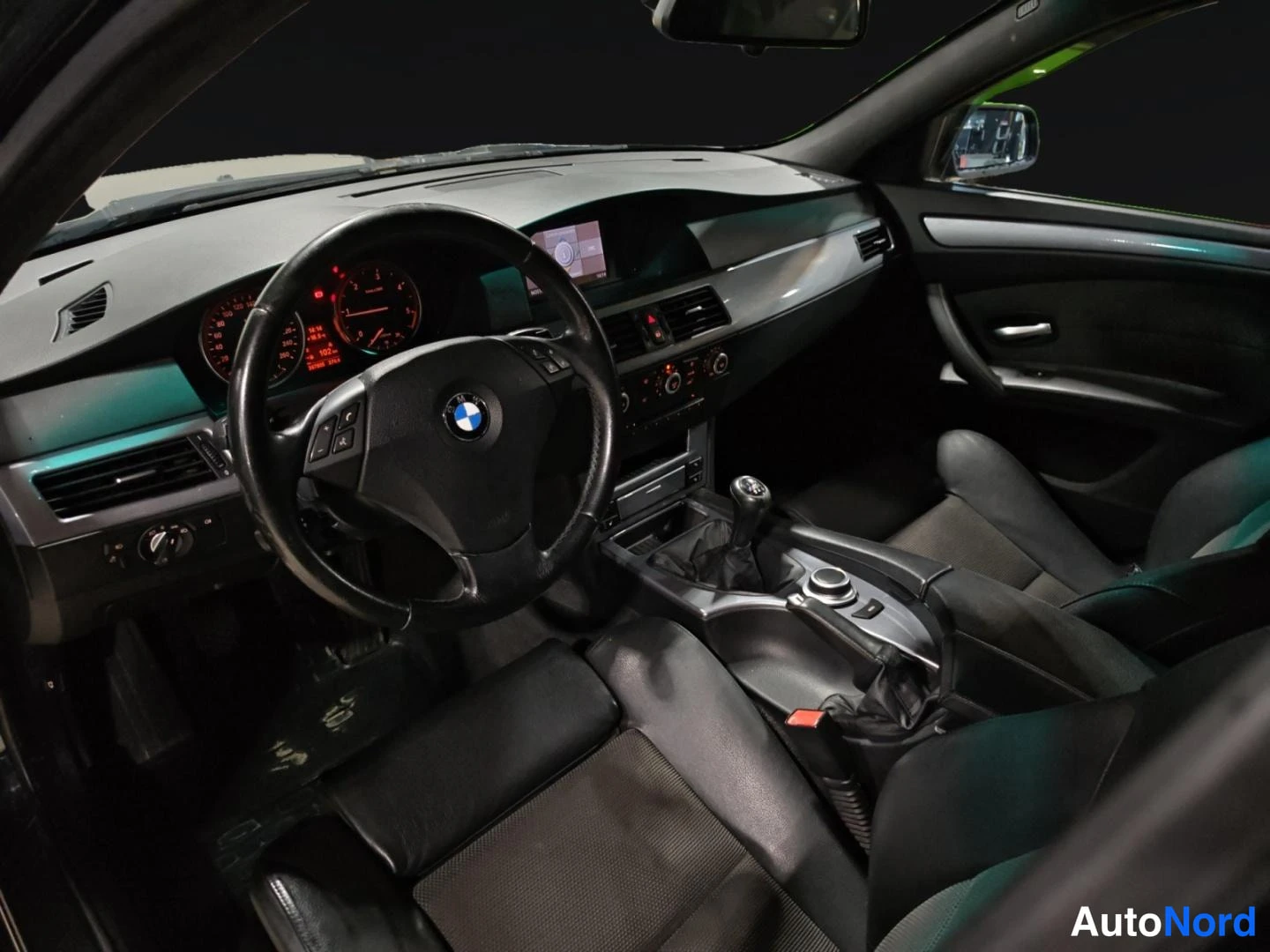 Musta BMW 520d 2008, ohjaamo, kuva 10
