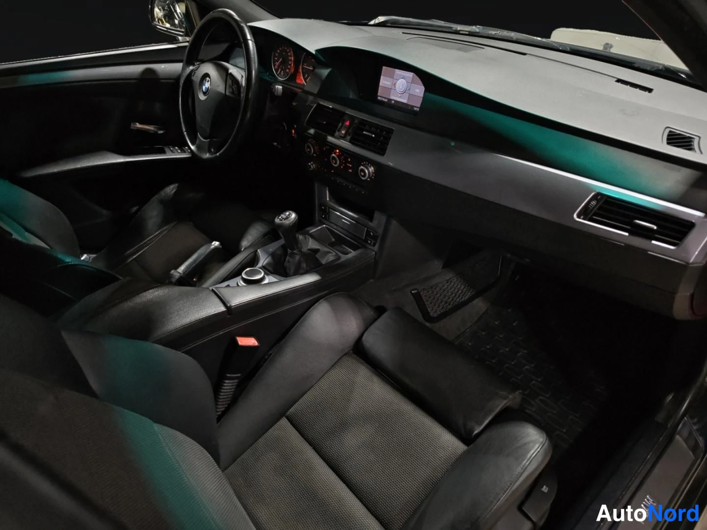 Musta BMW 520d 2008, ohjaamo, kuva 11