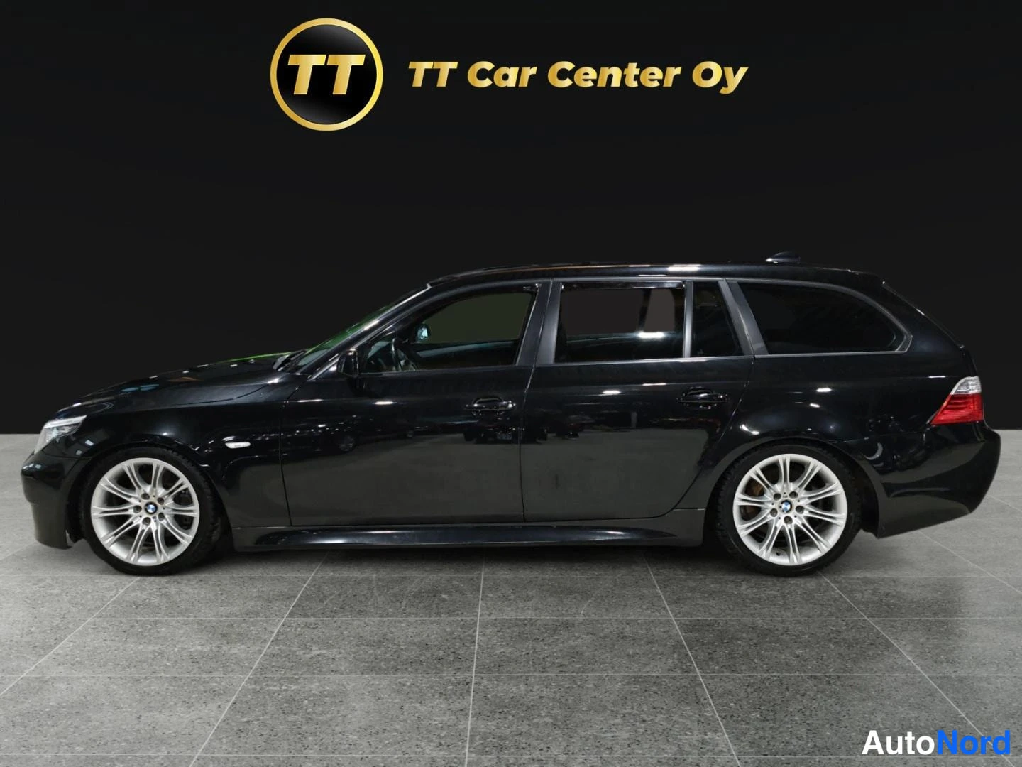 Musta BMW 520d 2008, sivulta, kuva 5
