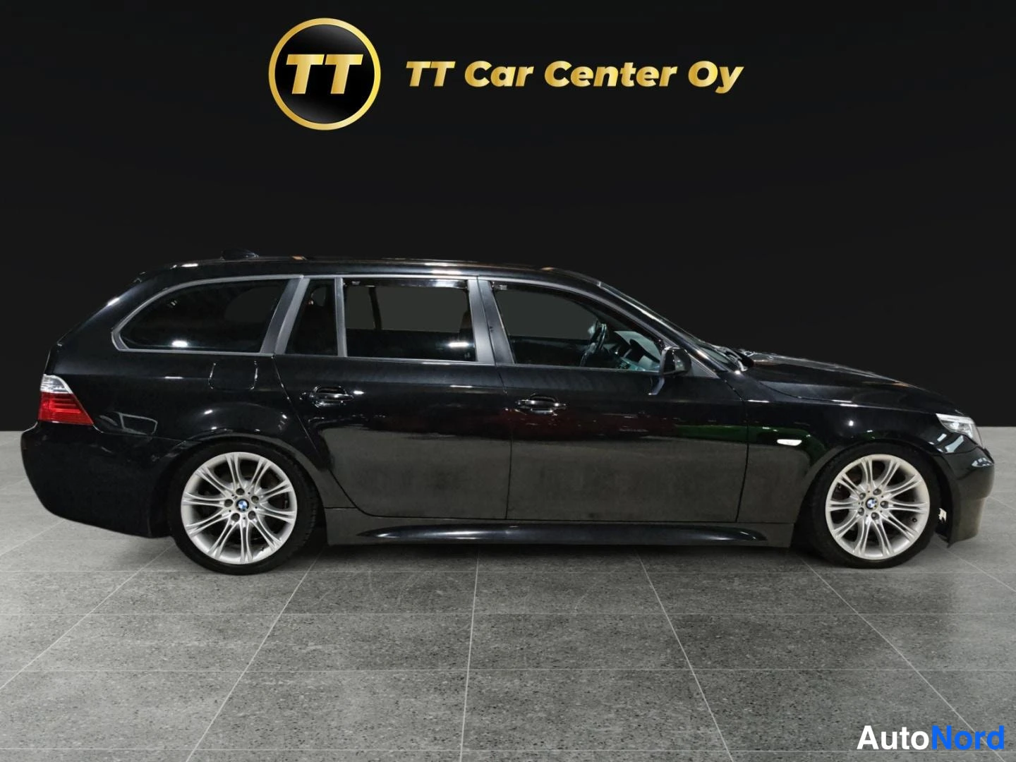 Musta BMW 520d 2008, etuviisto, keula oikealle, kuva 2
