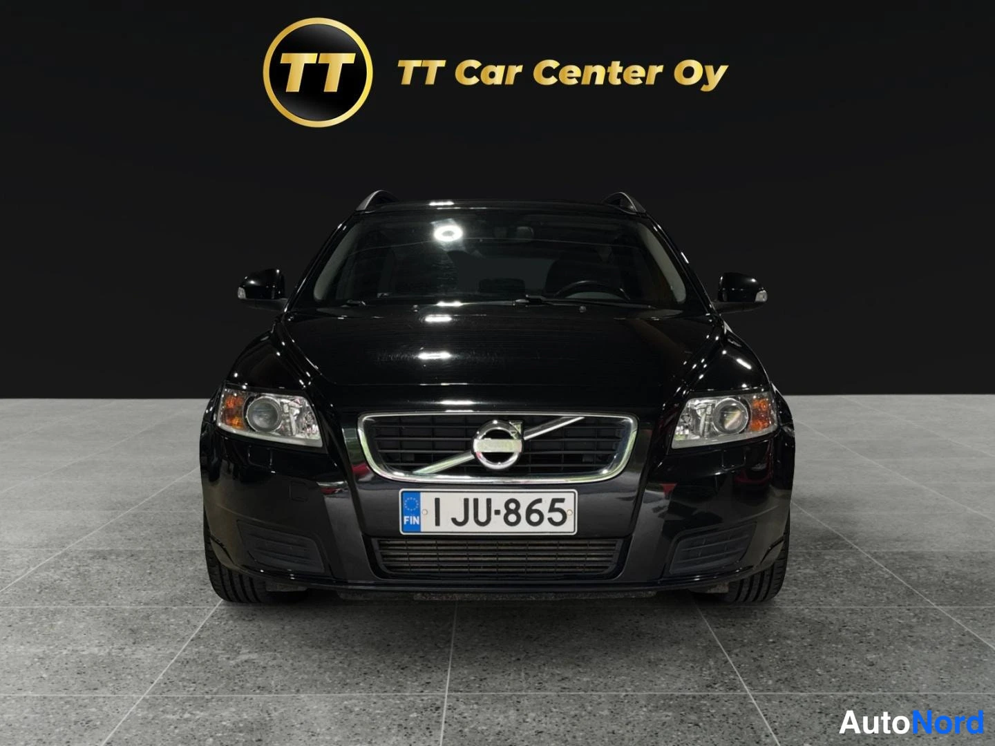 Musta Volvo V50 2011, edestä, kuva 4