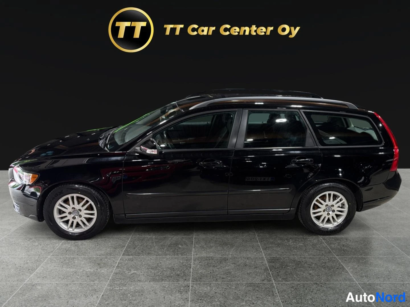 Musta Volvo V50 2011, etuviisto, keula vasemmalle, kuva 3