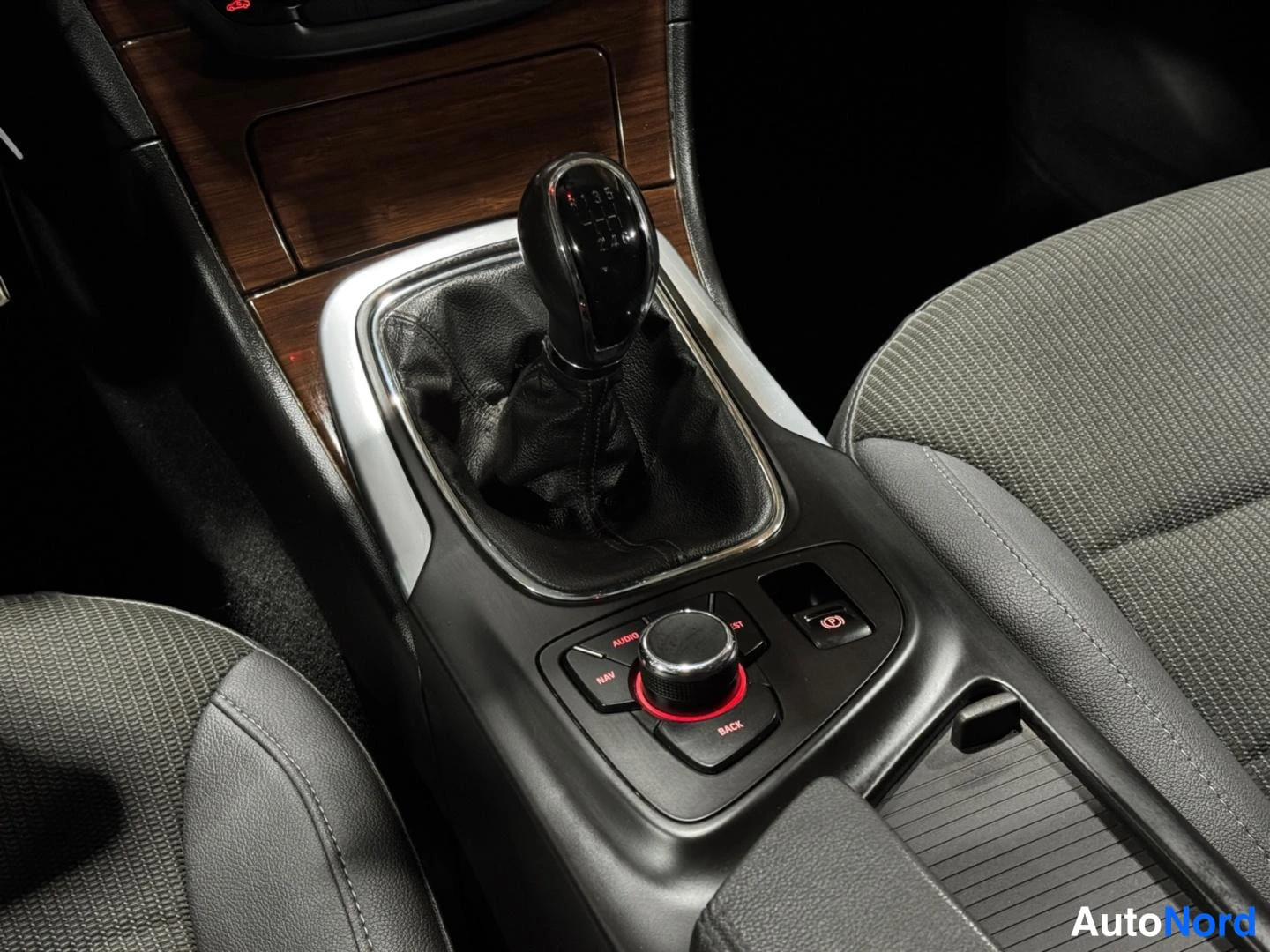 Harmaa Opel Insignia 2009, yksityiskohta, kuva 15