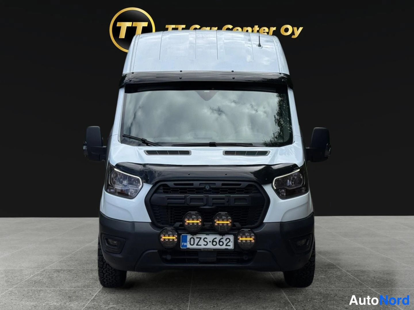 Valkoinen Ford Transit 2014, edestä, kuva 4