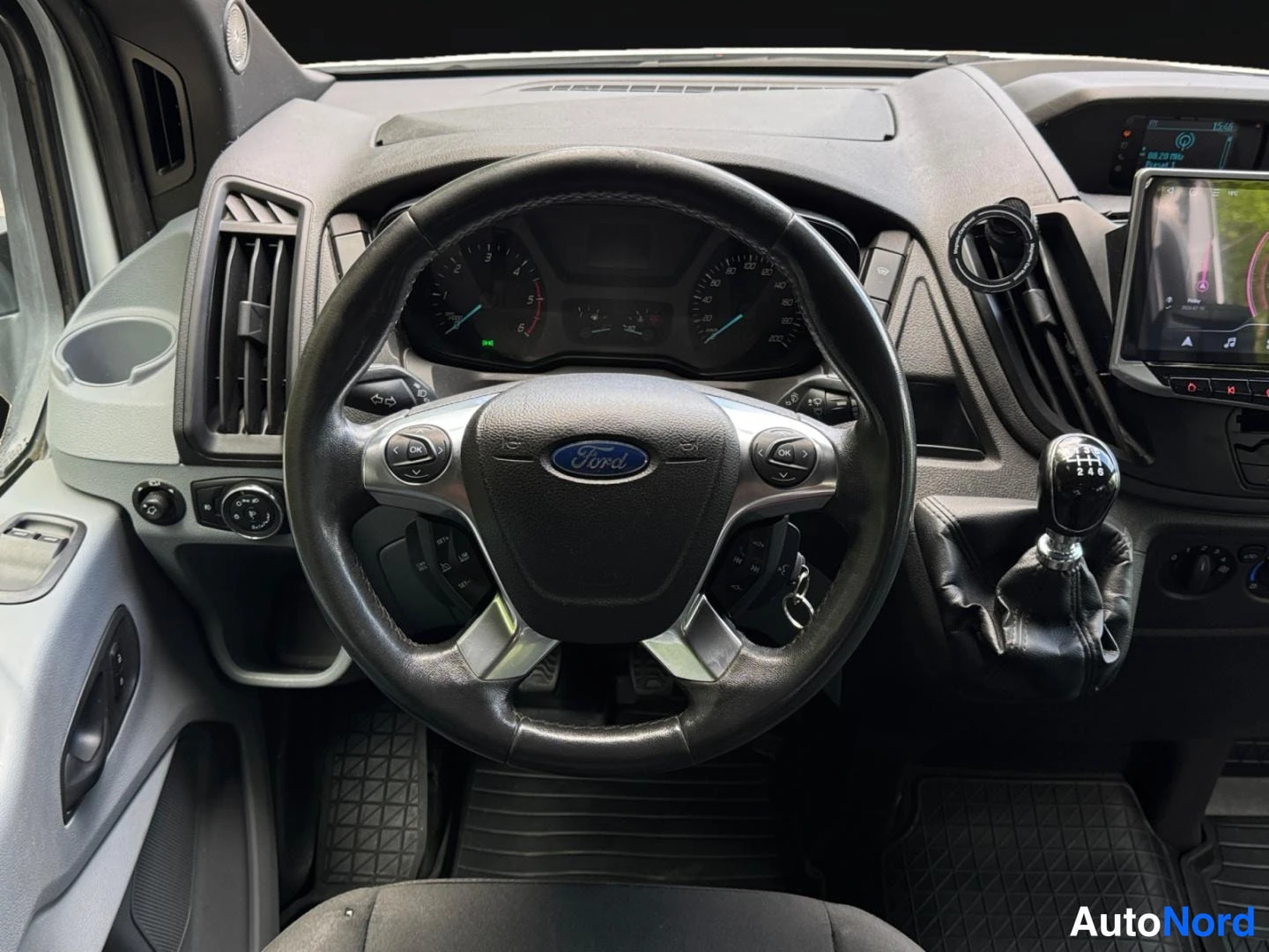 Valkoinen Ford Transit 2014, ohjaamo, kuva 12