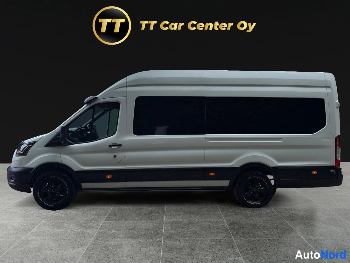 Valkoinen Ford Transit 2014, etuviisto, keula vasemmalle, kuva 2
