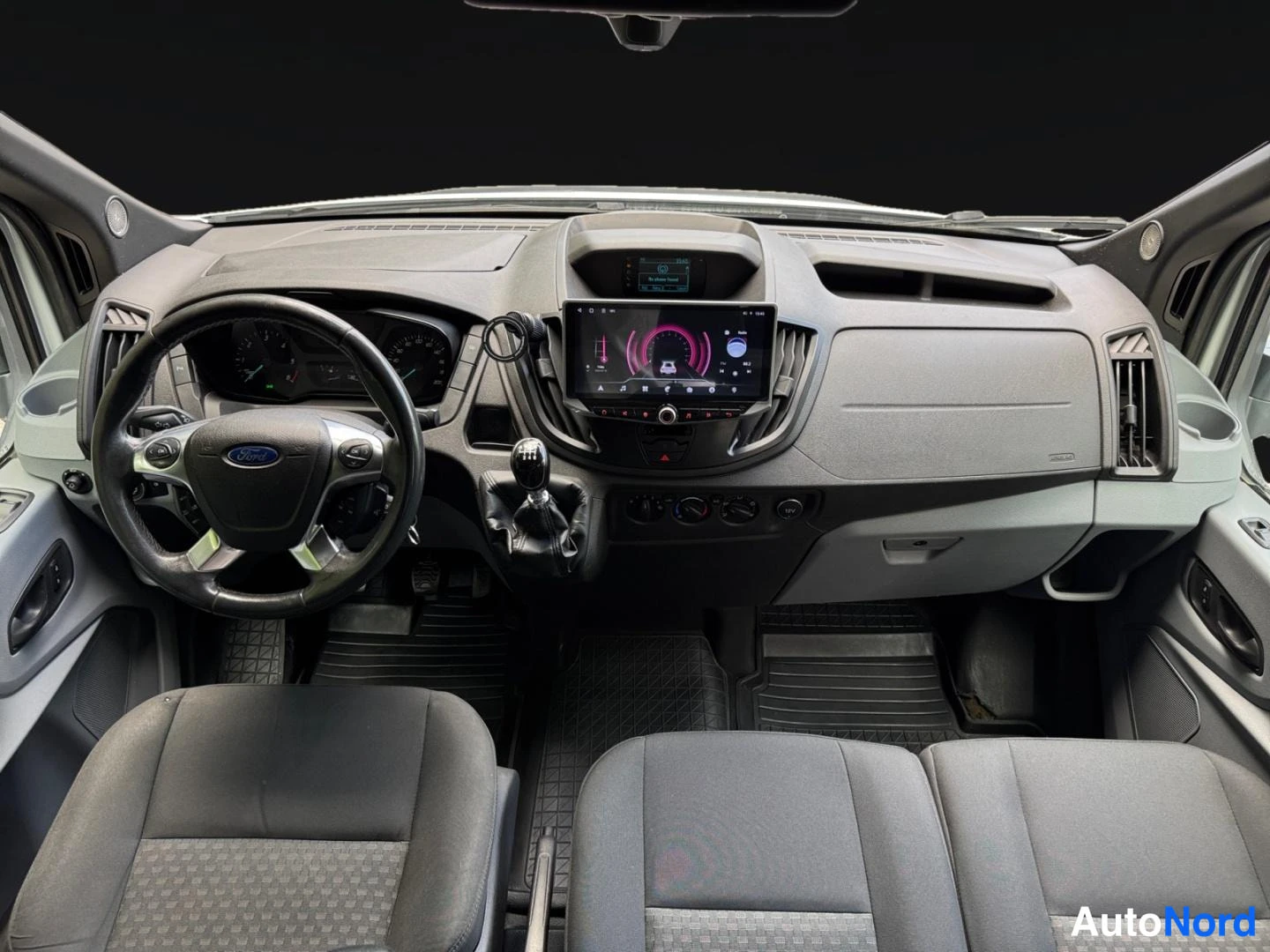 Valkoinen Ford Transit 2014, ohjaamo, kuva 9
