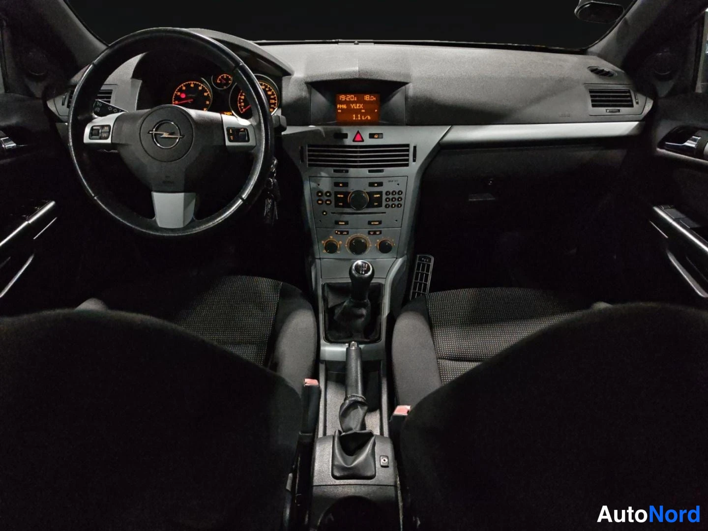 Sininen Opel Astra 2009, ohjaamo, kuva 8