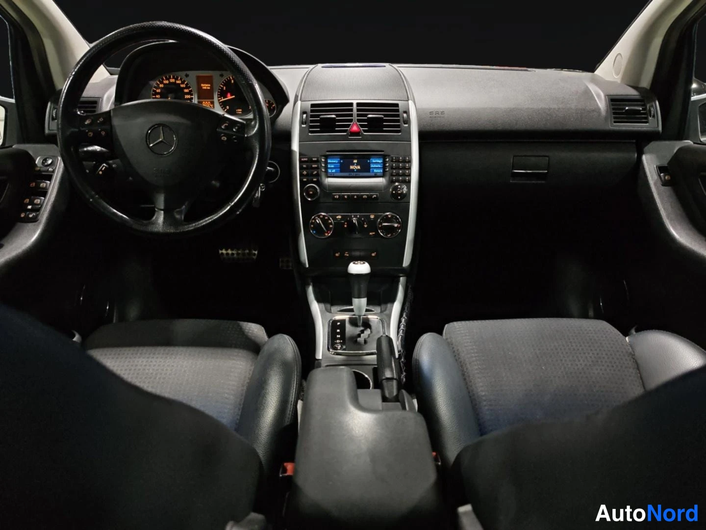 Hopea Mercedes-Benz A 2007, ohjaamo, kuva 9