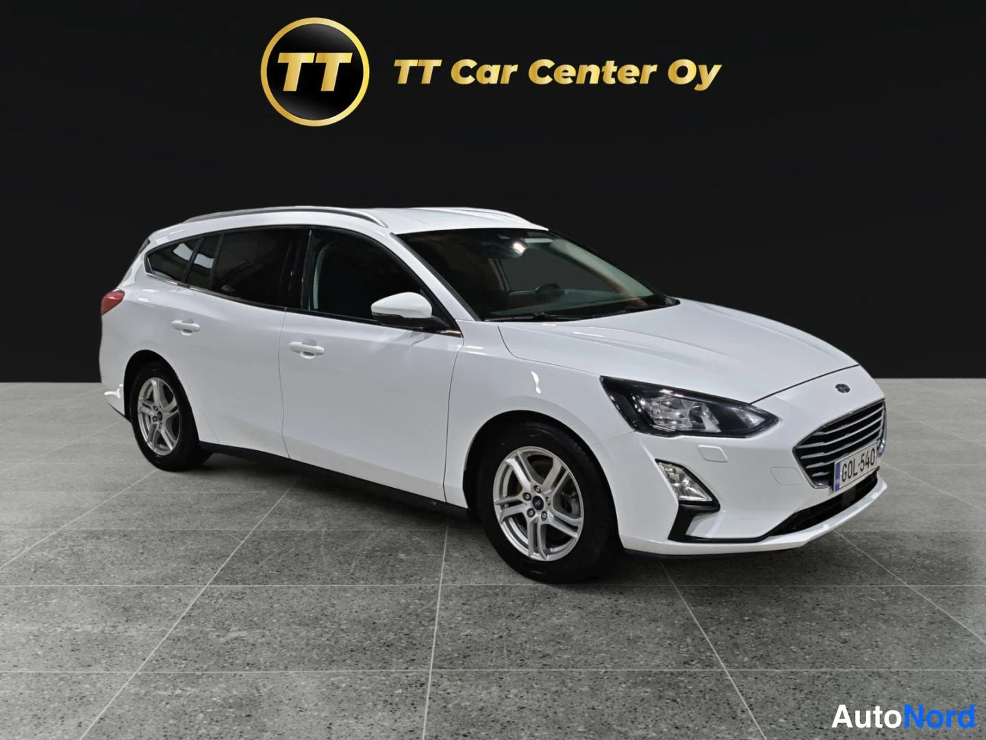 Valkoinen Ford Focus 2021, etuviisto, keula oikealle, kuva 2