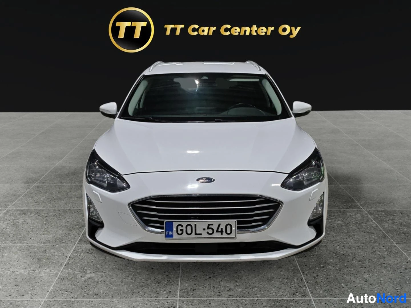Valkoinen Ford Focus 2021, edestä, kuva 4