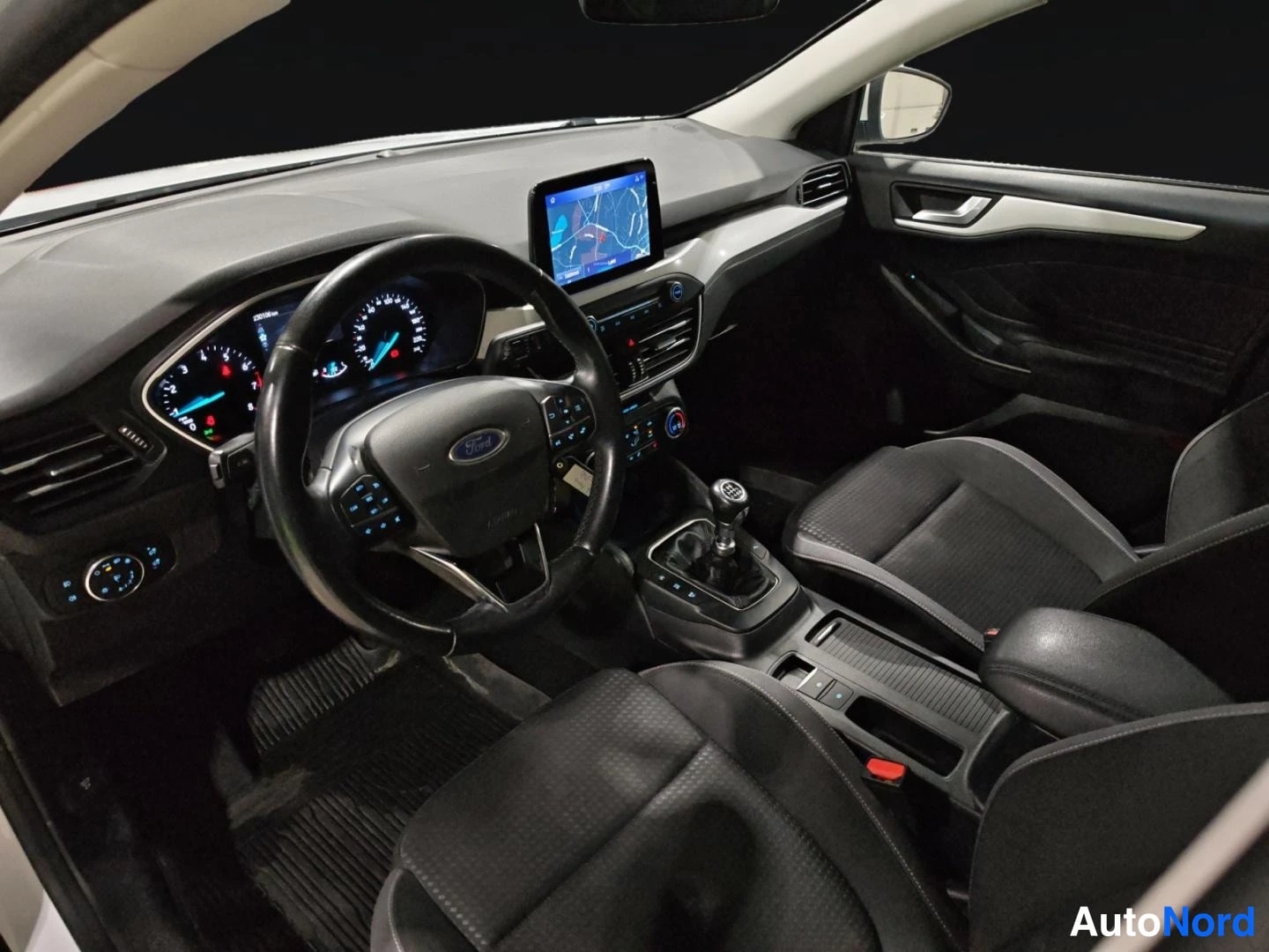 Valkoinen Ford Focus 2021, ohjaamo, kuva 10