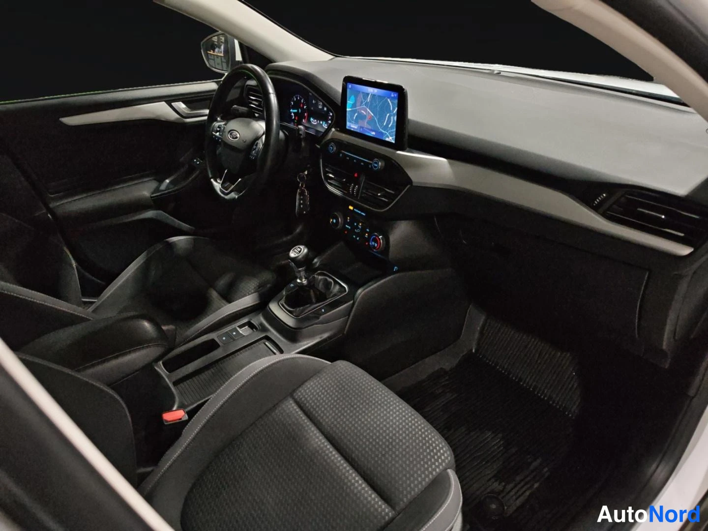 Valkoinen Ford Focus 2021, ohjaamo, kuva 11