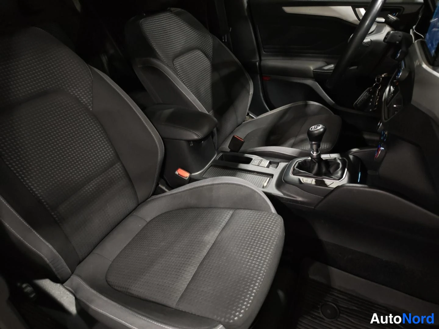 Valkoinen Ford Focus 2021, etuistuimet, kuva 14