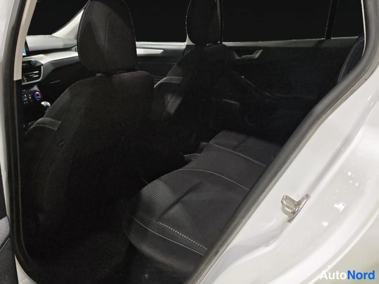 Valkoinen Ford Focus 2021, takaistuimet, kuva 15