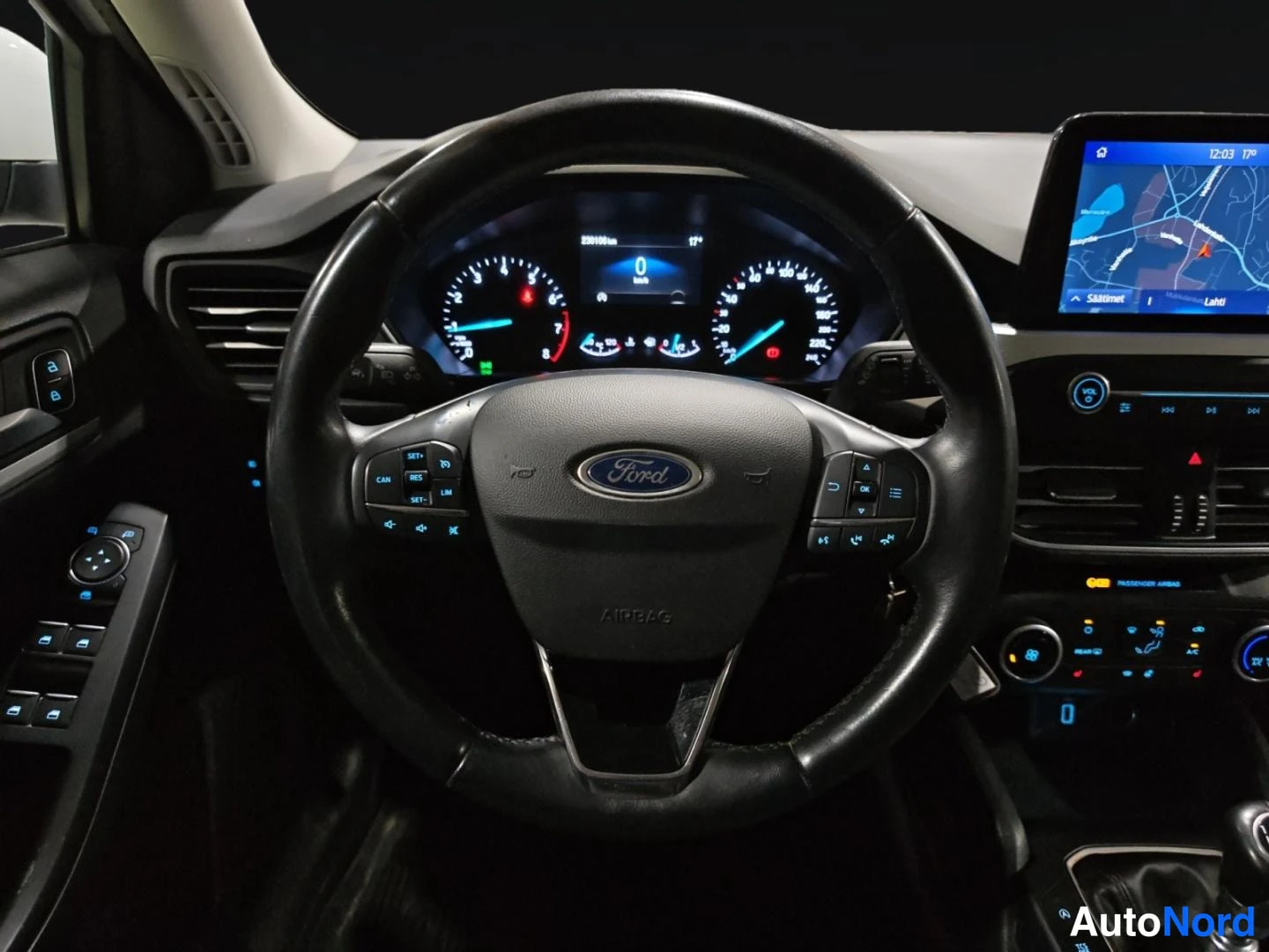 Valkoinen Ford Focus 2021, ohjaamo, kuva 12