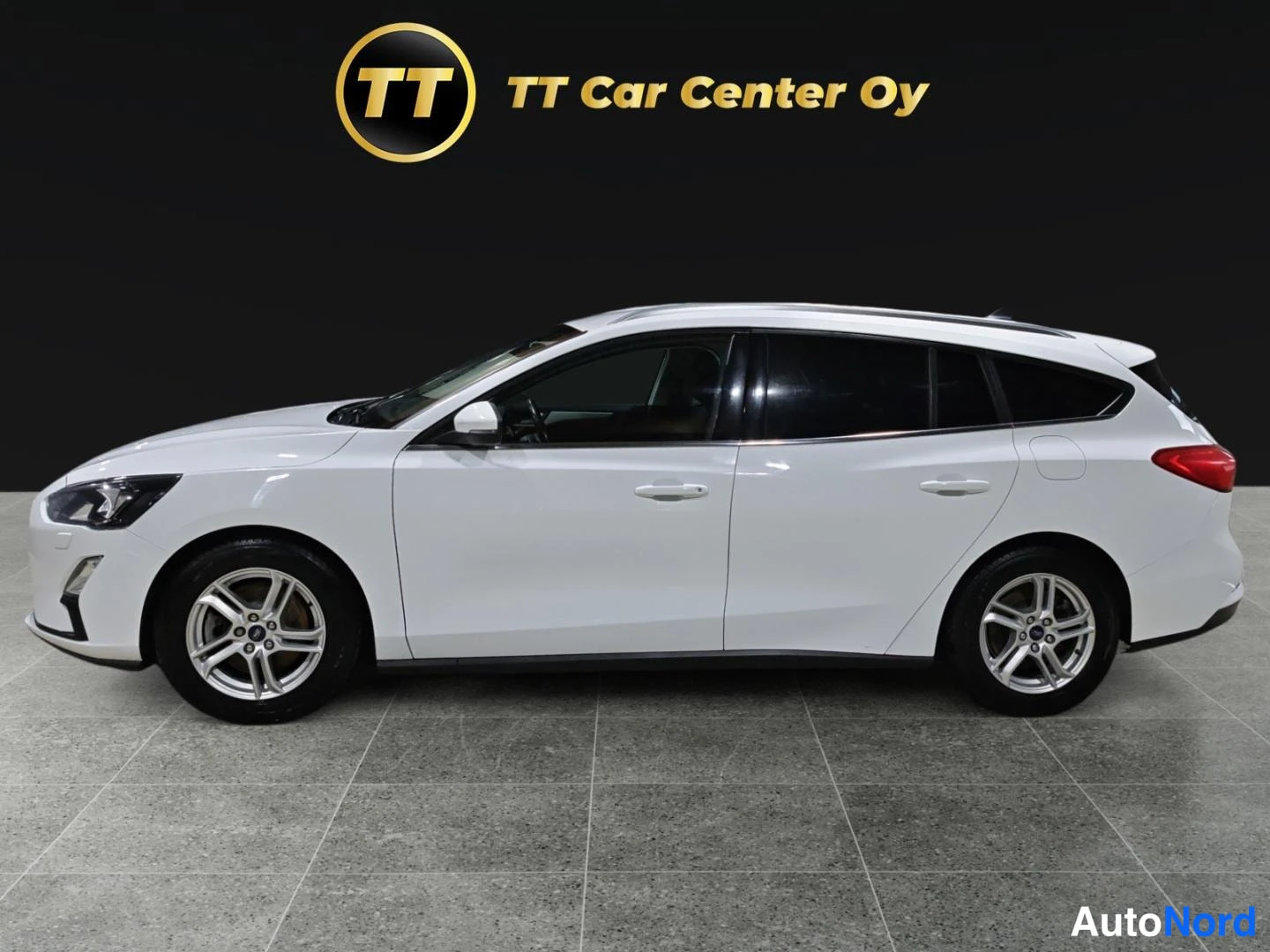 Valkoinen Ford Focus 2021, sivulta, kuva 5