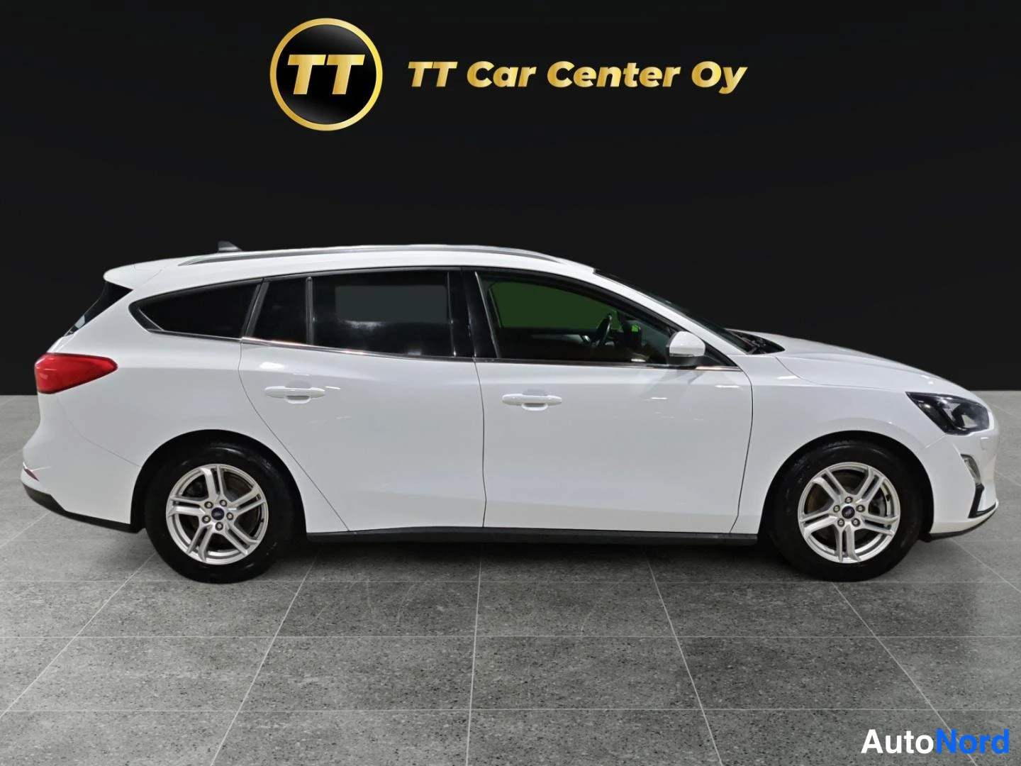Valkoinen Ford Focus 2021, etuviisto, keula oikealle, kuva 3