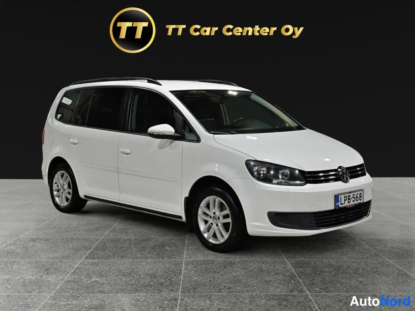 Valkoinen Volkswagen Touran 2013, etuviisto, keula oikealle, kuva 2