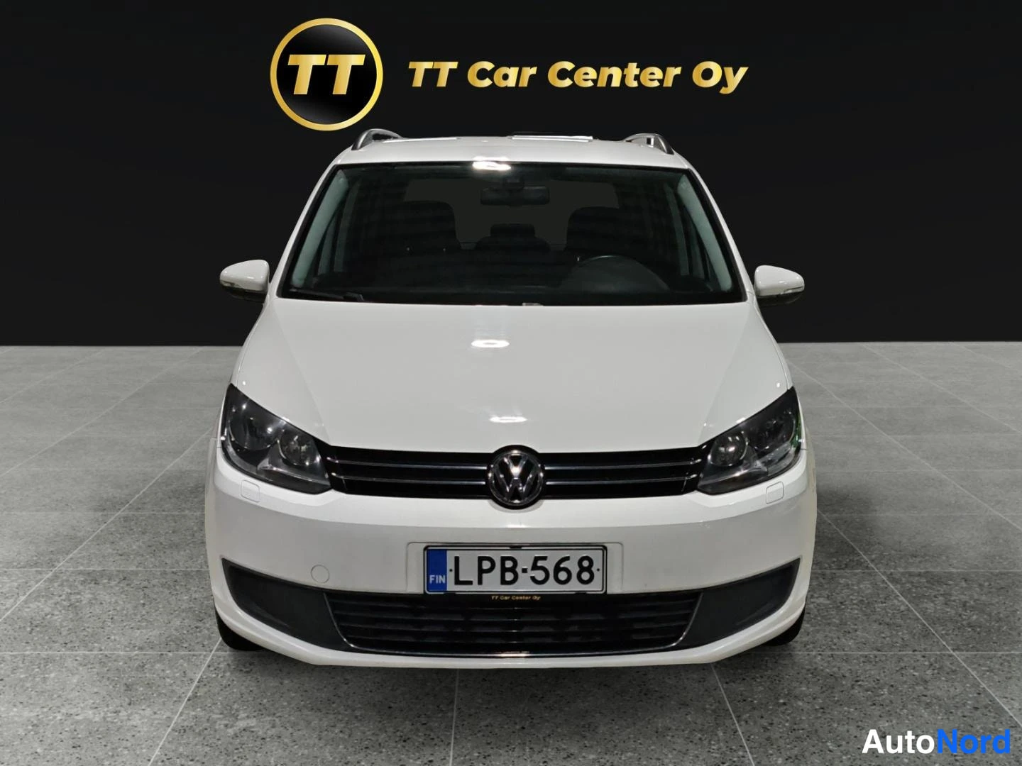 Valkoinen Volkswagen Touran 2013, edestä, kuva 5