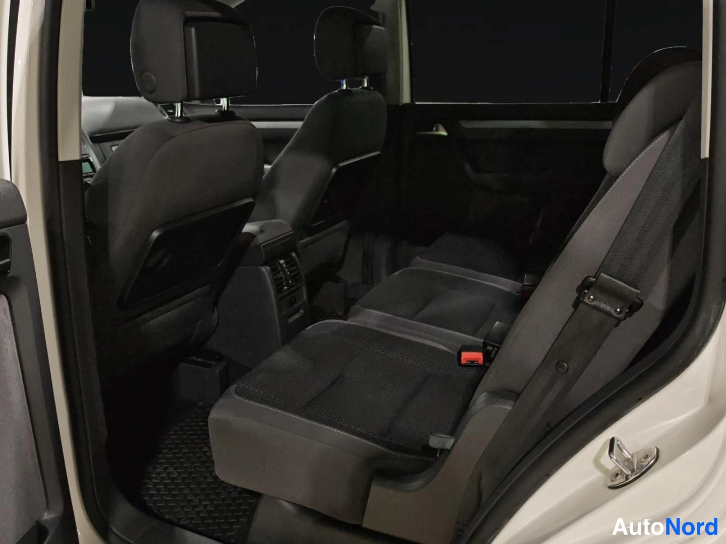 Valkoinen Volkswagen Touran 2013, takaistuimet, kuva 15