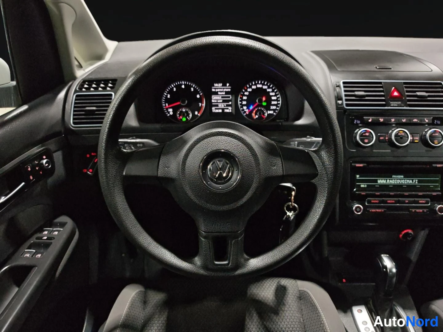 Valkoinen Volkswagen Touran 2013, ohjaamo, kuva 12