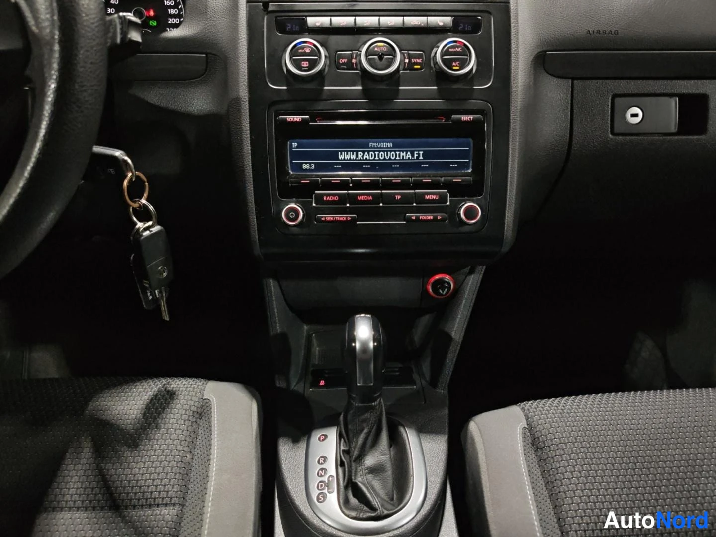 Valkoinen Volkswagen Touran 2013, yksityiskohta, kuva 17
