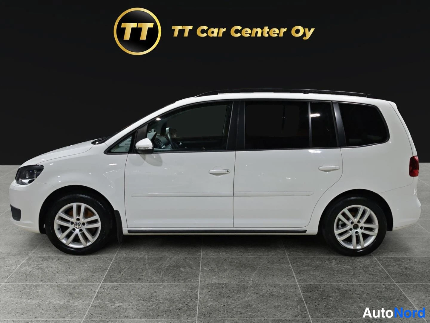Valkoinen Volkswagen Touran 2013, etuviisto, keula vasemmalle, kuva 3