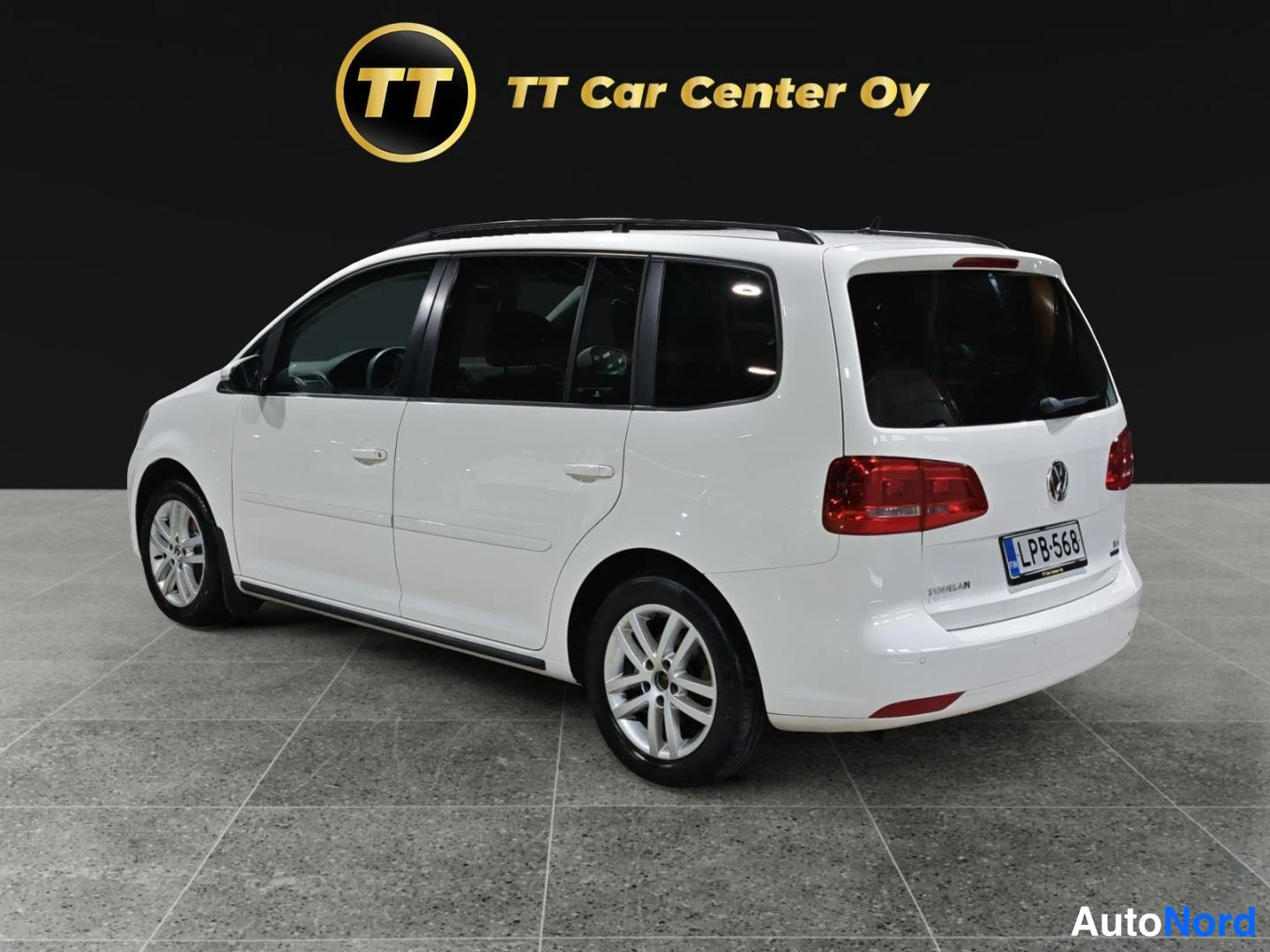 Valkoinen Volkswagen Touran 2013, takaviisto, kuva 6