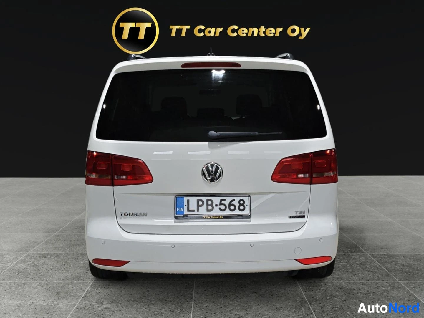 Valkoinen Volkswagen Touran 2013, takaa, kuva 8