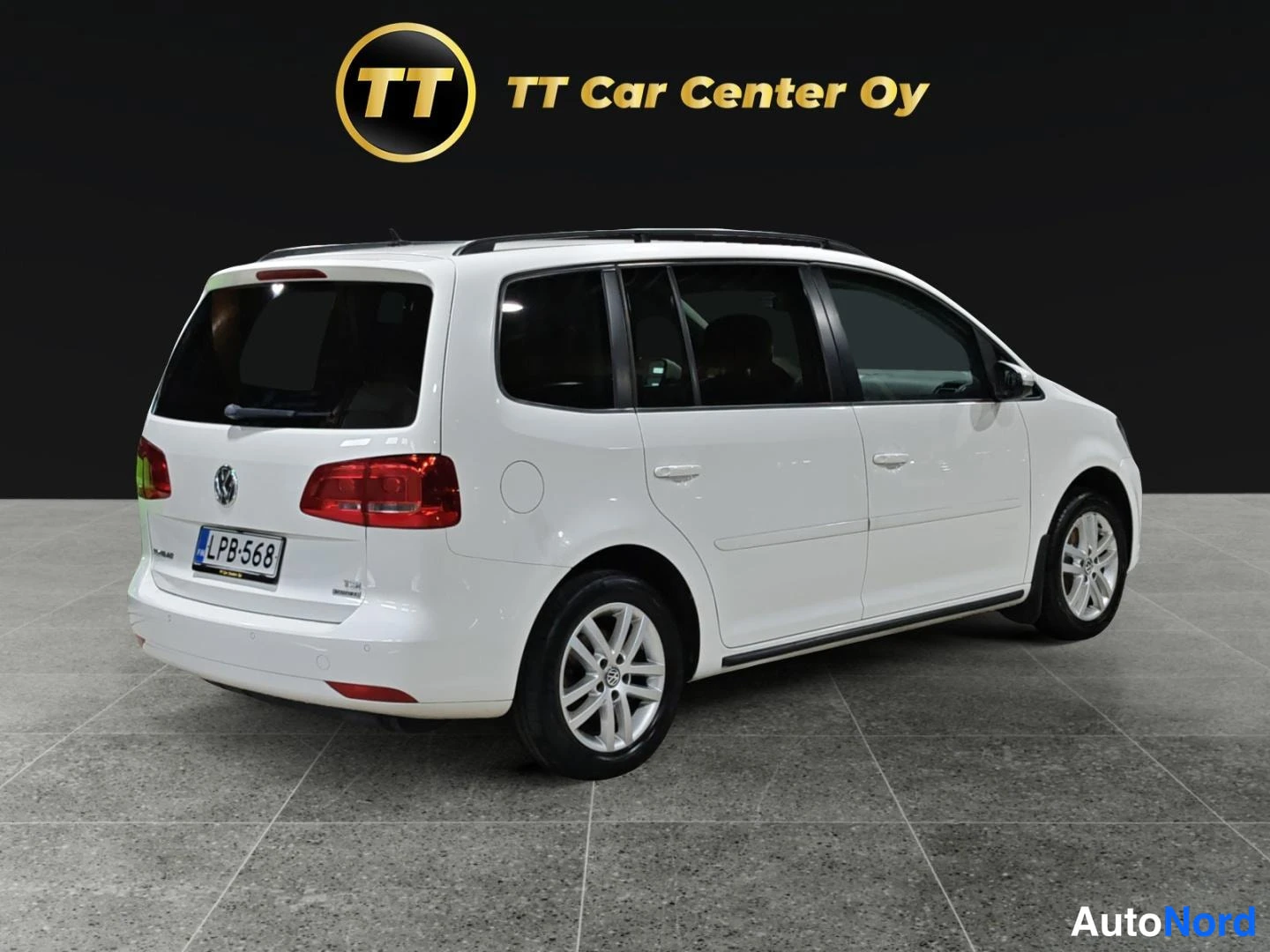Valkoinen Volkswagen Touran 2013, takaviisto, kuva 7