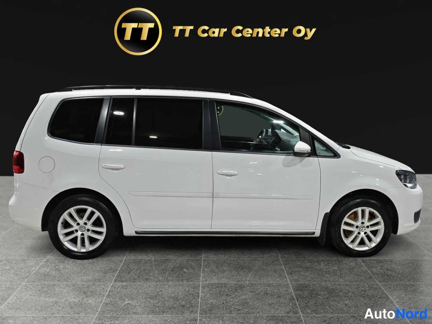 Valkoinen Volkswagen Touran 2013, etuviisto, keula oikealle, kuva 4