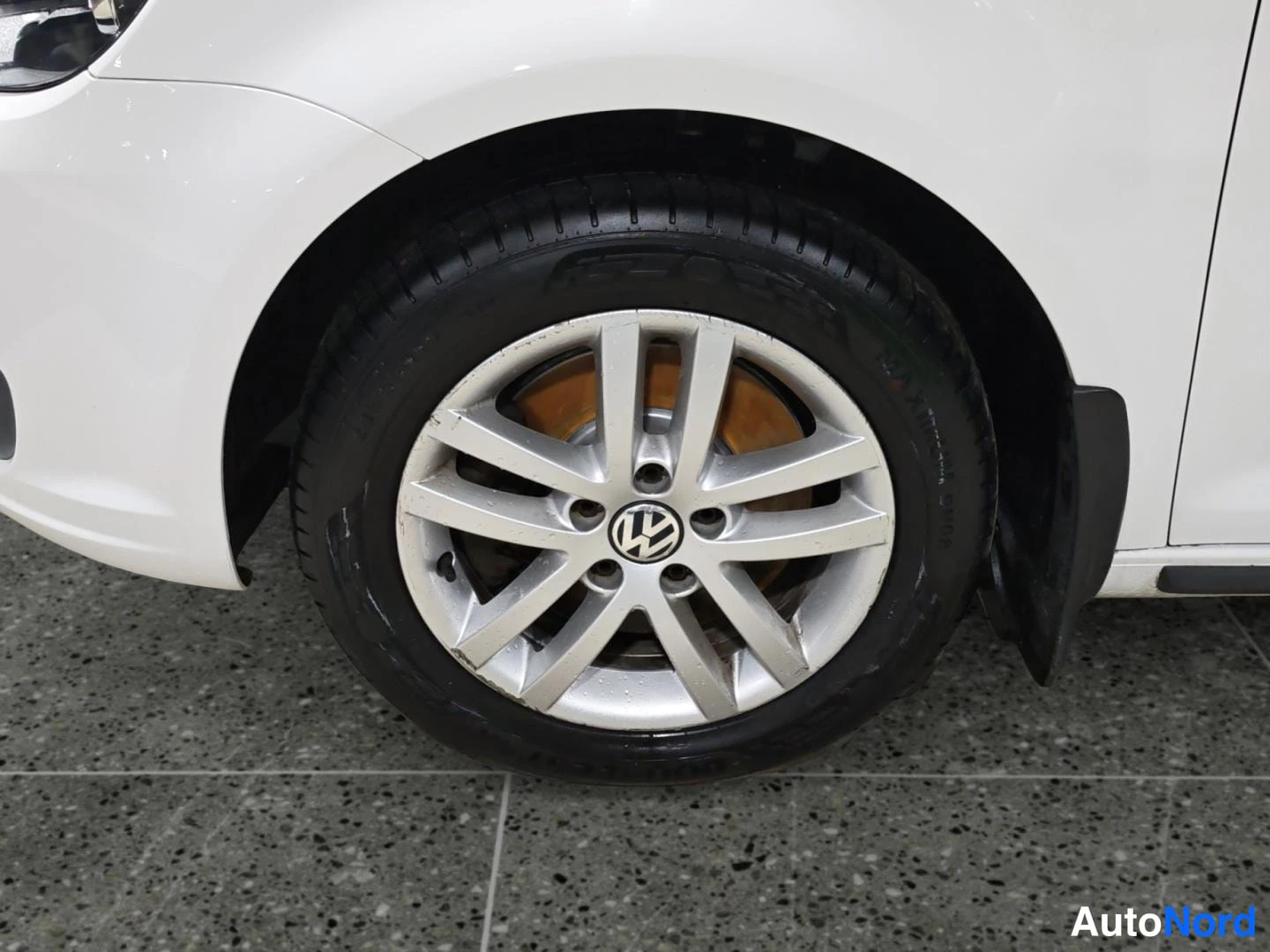 Valkoinen Volkswagen Touran 2013, yksityiskohta, kuva 16