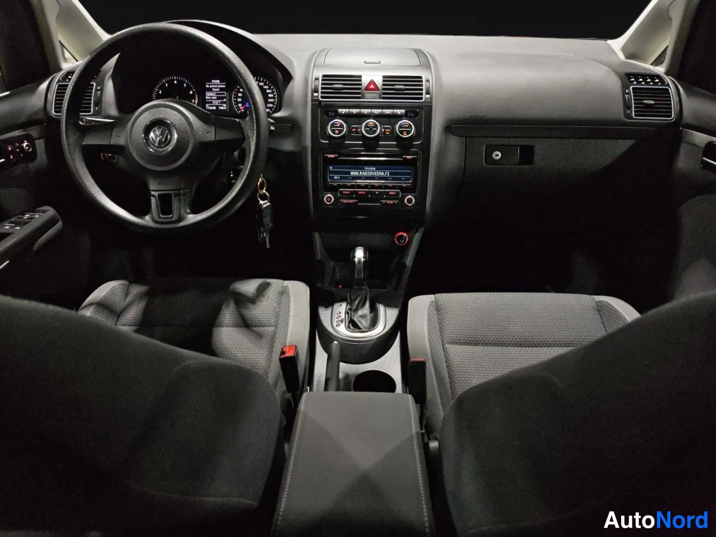 Valkoinen Volkswagen Touran 2013, ohjaamo, kuva 9