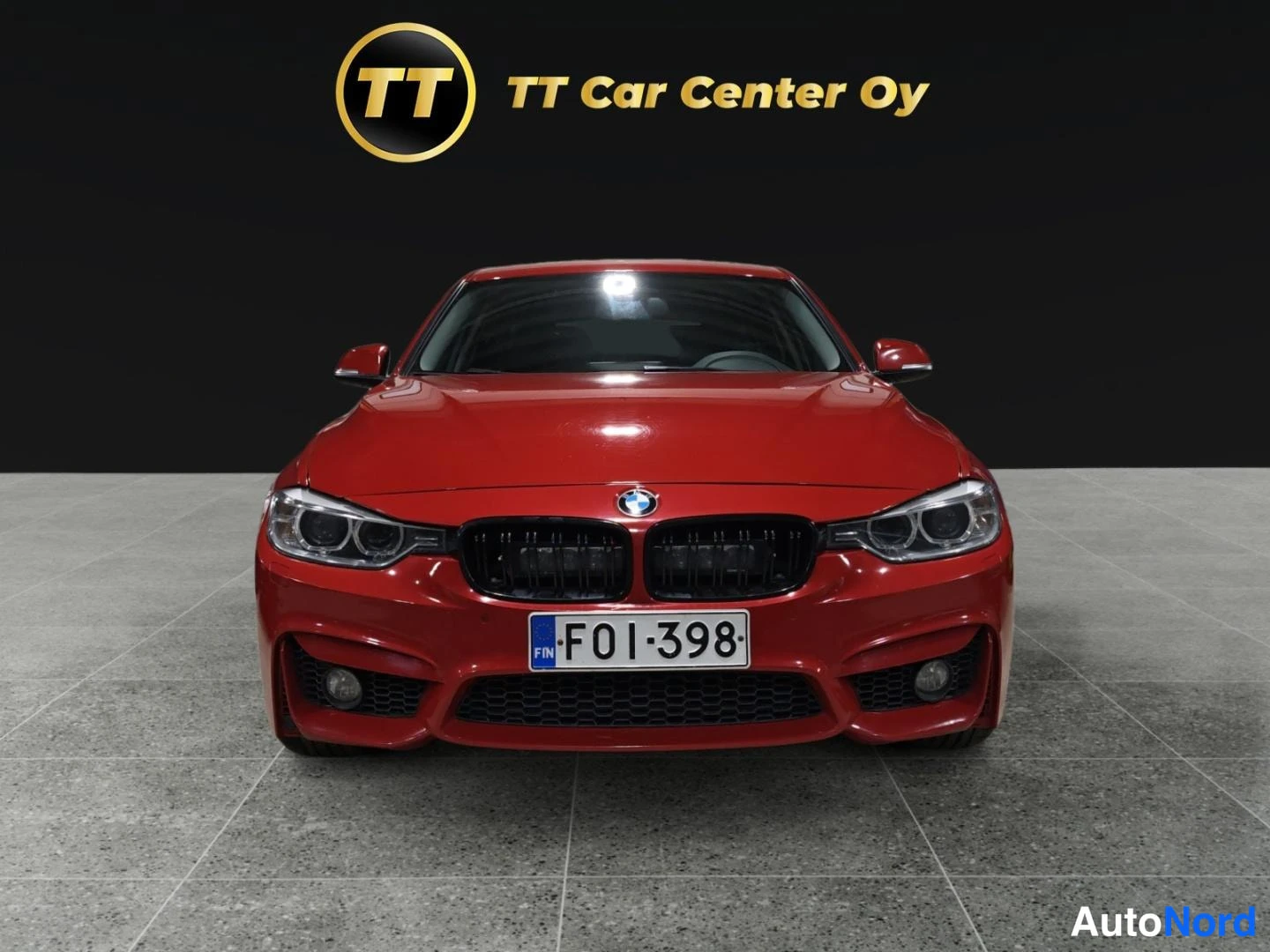 Punainen BMW 330d xDrive 2013, edestä, kuva 3