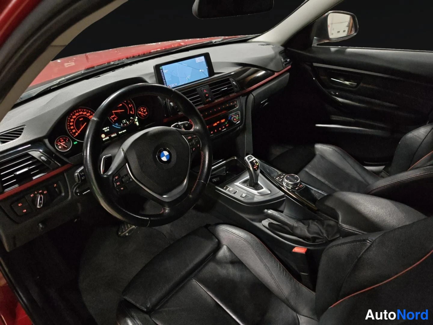 Punainen BMW 330d xDrive 2013, ohjaamo, kuva 10