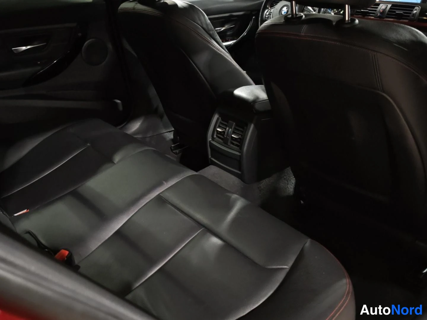 Punainen BMW 330d xDrive 2013, takaistuimet, kuva 17