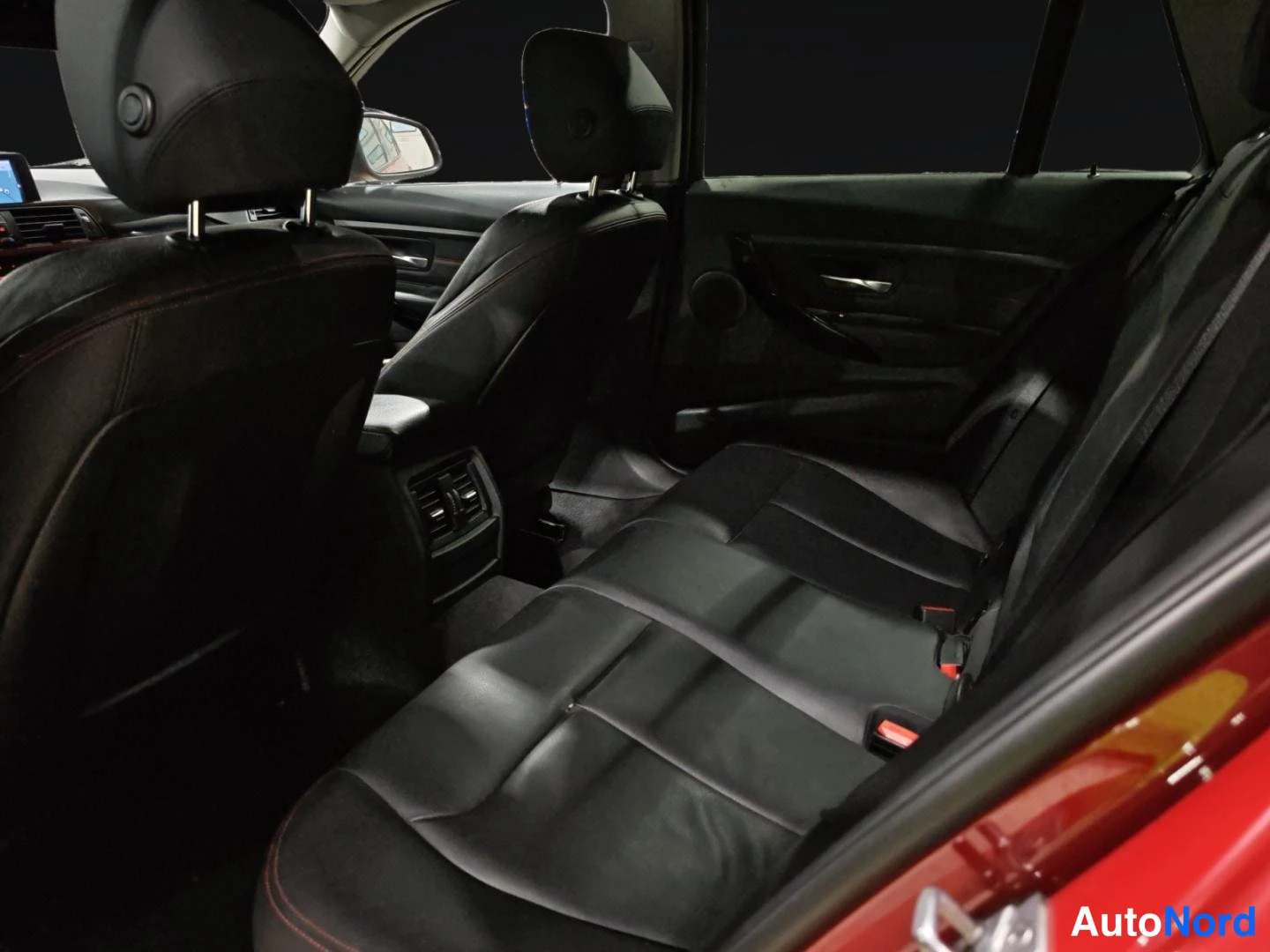 Punainen BMW 330d xDrive 2013, takaistuimet, kuva 16