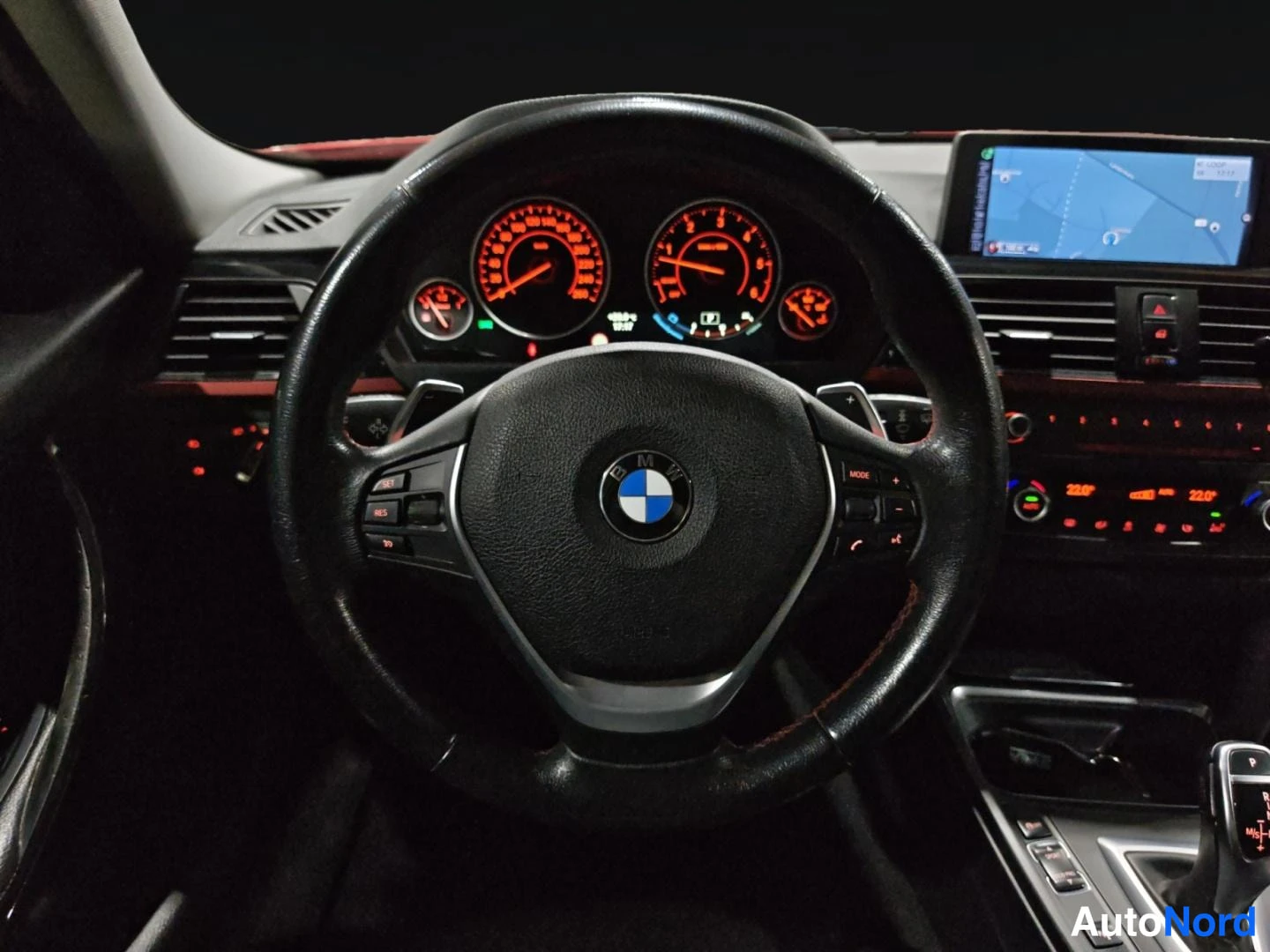 Punainen BMW 330d xDrive 2013, ohjaamo, kuva 12