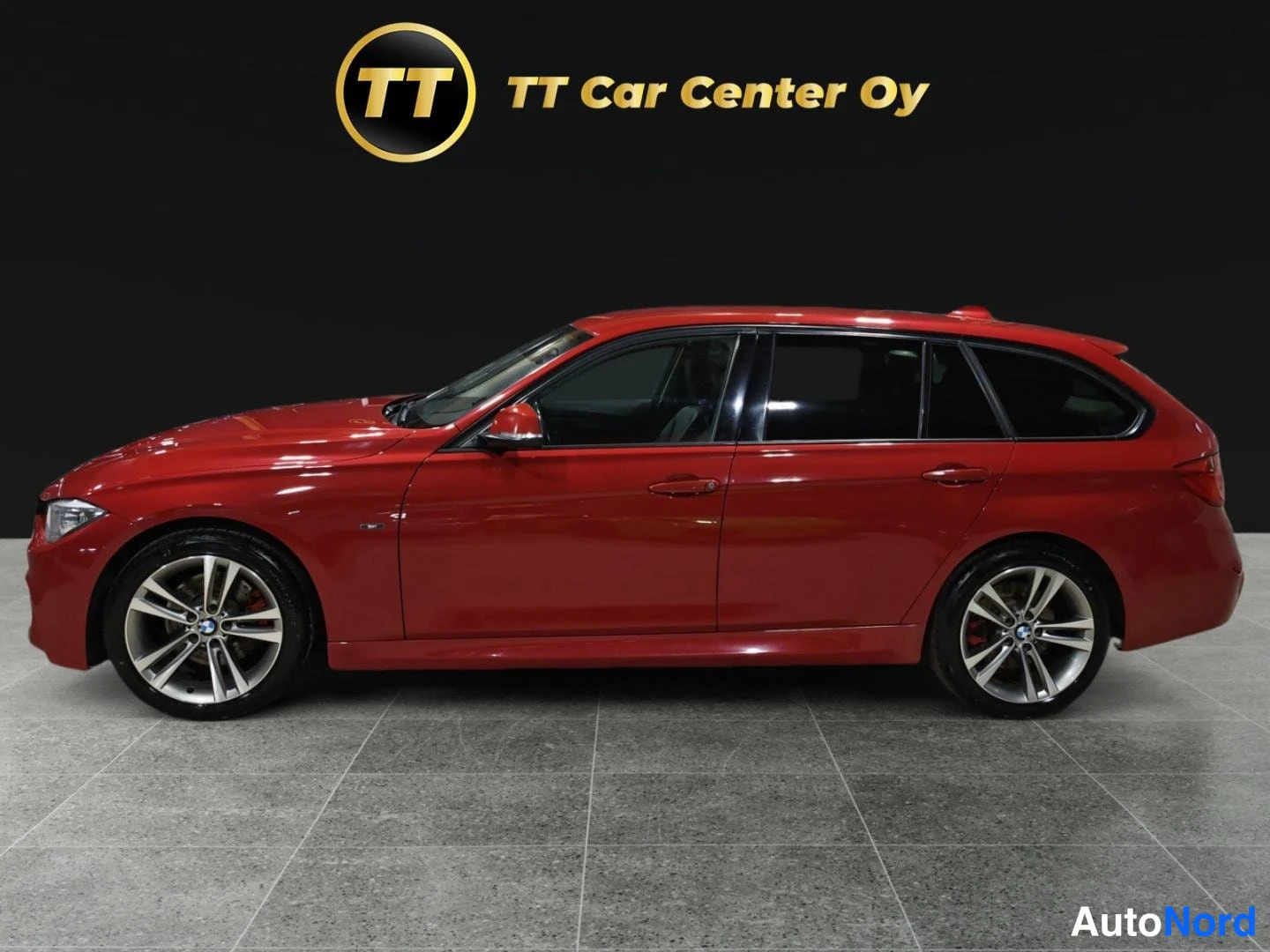 Punainen BMW 330d xDrive 2013, sivulta, kuva 4