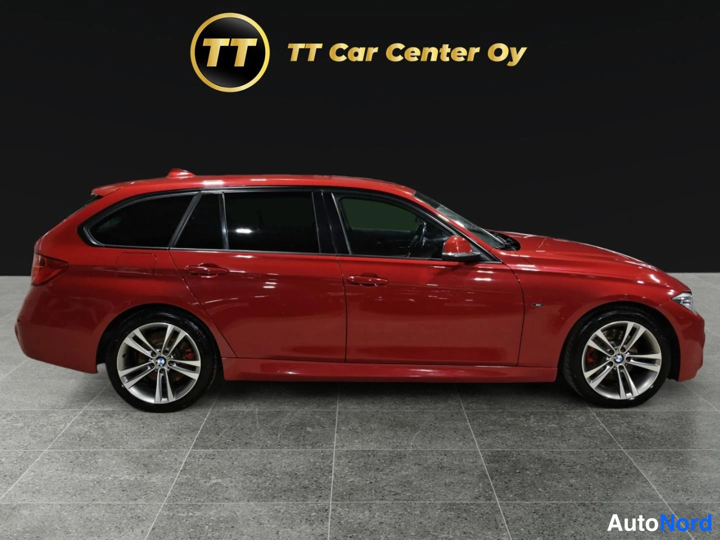 Punainen BMW 330d xDrive 2013, sivulta, kuva 5