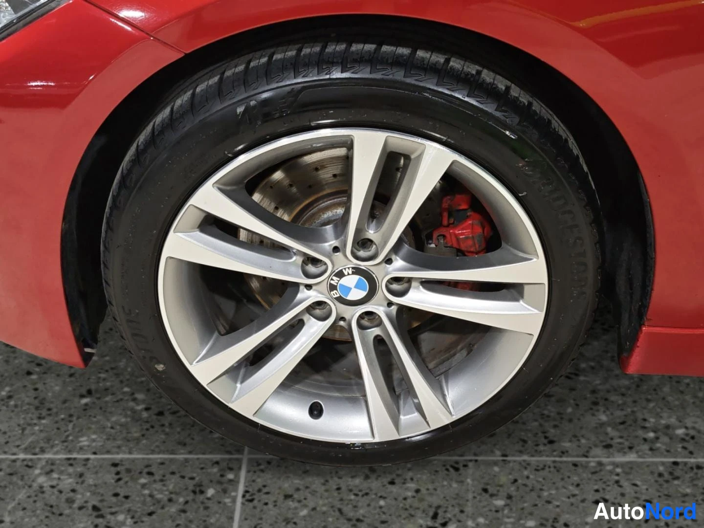 Punainen BMW 330d xDrive 2013, yksityiskohta, kuva 18