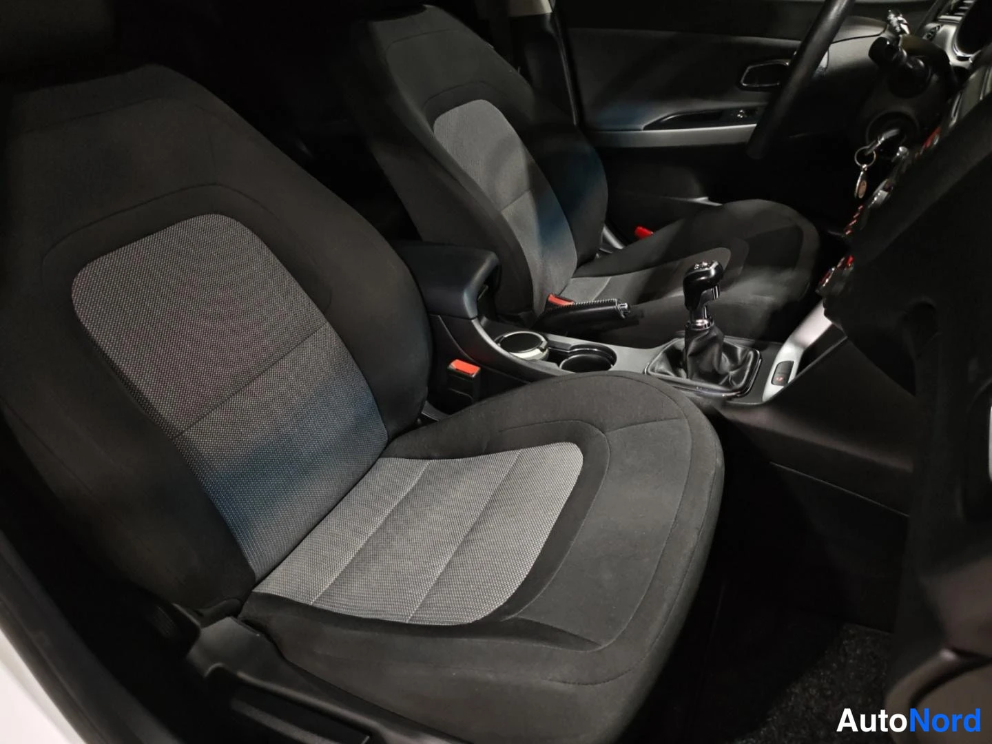 Valkoinen Kia Ceed 2017, etuistuimet, kuva 13
